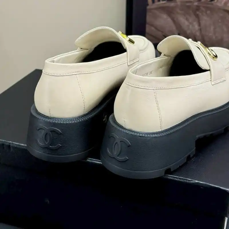 Giày lười Chanel chữ da Calfskin