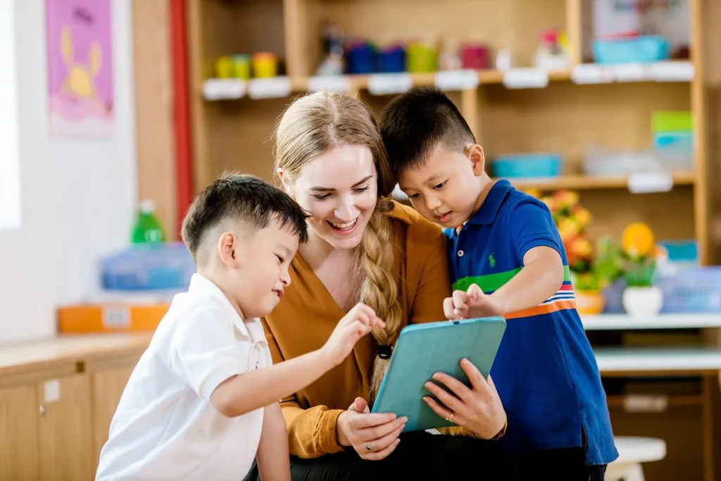 Ioe lớp 3 - Dạng ngữ pháp và sắp xếp câu